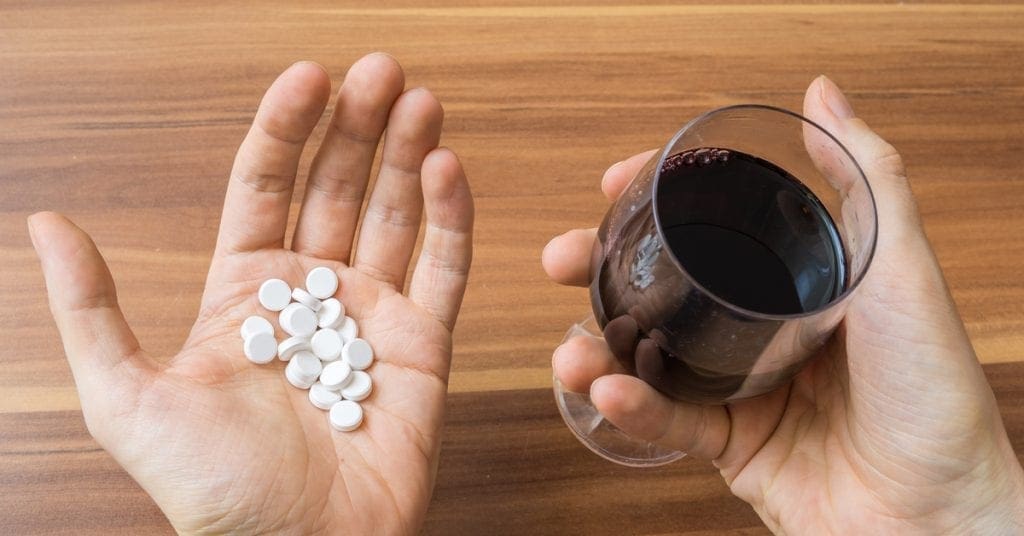 bebida alcoólica e medicamento