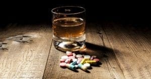 Álcool e remédio é proibido? Conheça todos os riscos envolvidos