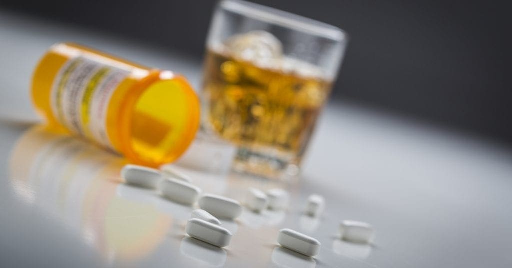 álcool e remédio faz mal?