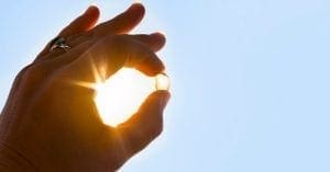 Vitamina D tem papel importante no tratamento contra depressão, diz estudo