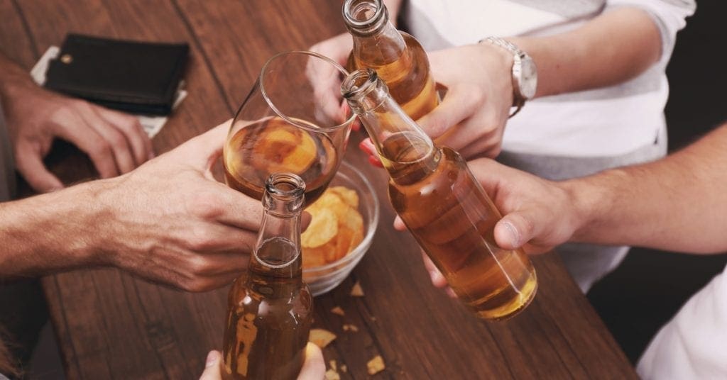 efeitos colaterais de beber tomando antibiótico
