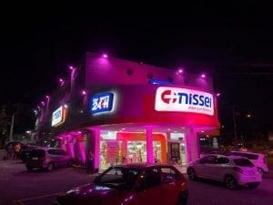 Outubro Rosa na Nissei: farmácias têm iluminação especial e campanha de arrecadação