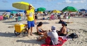 Nissei vai à beira mar com venda de protetores solares e cuidados com a pele