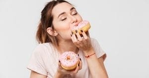 Por que comer e beber em excesso pode aumentar o risco de câncer