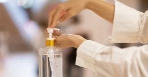 Anvisa autoriza farmácias de manipulação para venda de álcool gel