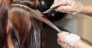Brasileiros são os mais propícios a cortar ou tingir o próprio cabelo sozinhos
