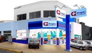 Terminal de autoatendimento na Rede Drogal previne contato e facilita experiência de compra