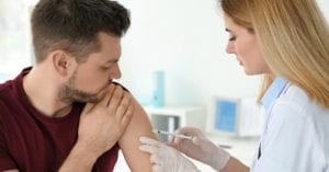 Coronavac não deu efeito colateral em 94,7% dos voluntários, diz estudo