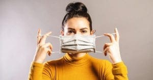 Saiba como evitar a “maskne”, acne causada pelo uso da máscara