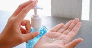 Covid-19: estudo revela que vírus permanece ativo na pele por nove horas