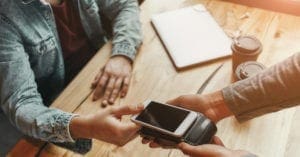 Pagamento por aproximação cresce 40% em junho