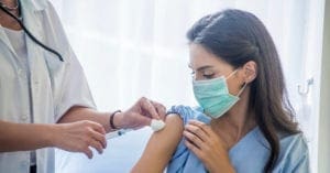 Não é obrigatório vacinar toda a população para conter a Covid, diz Saúde