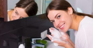 55% das pessoas tendem a lavar demais ou de menos o rosto