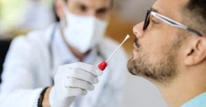 Brasil reduz testes de Covid-19, mas a taxa de positivos segue em alta