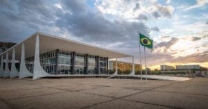 Lewandowski determina que vacinação obrigatória seja analisada pelo plenário do STF