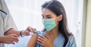 4 em cada 5 brasileiros tomariam vacina contra Covid-19, mostra Ipsos