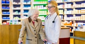 Cinco dicas para encantar o público sênior nas farmácias