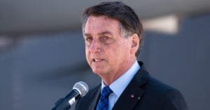 Bolsonaro promete assinar MP que libera R$ 20 bi para comprar vacinas da Covid-19