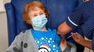 Reino Unido começa vacinação contra Covid-19 um mês antes dos países da UE