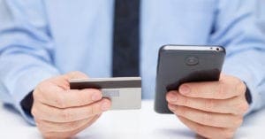 Brasileiros usam cada vez mais o celular para compras e pagamentos