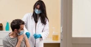 Farmácias do Reino Unido começam a vacinar contra o coronavírus