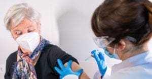 Por que maiores de 60 são prioridade na vacinação?