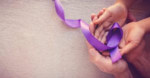 Fevereiro Roxo: insônia e problemas de concentração podem ser sintomas de Alzheimer