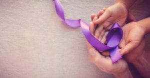 Fevereiro Roxo: insônia e problemas de concentração podem ser sintomas de Alzheimer