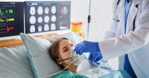 Médicos relatam choque com UTIs lotadas de jovens com Covid-19