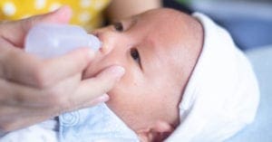 Lavagem nasal em bebês ajuda na qualidade do sono e previne infecções respiratórias