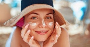 Protetor solar lidera as vendas de itens de verão com 31,1%, aponta estudo do Farmácias APP