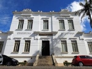 Butantan recebe 3 mil litros de IFA para produzir mais 5 milhões de doses da Coronavac