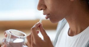 Clonazepam: o que é, indicações, contraindicações e como tomar