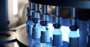 Fiocruz para e produção de vacinas contra Covid no Brasil fica suspensa por falta de insumo