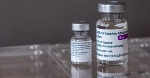 Estudo espanhol aponta que usar vacina da Pfizer após primeira dose da AstraZeneca é seguro e efetivo