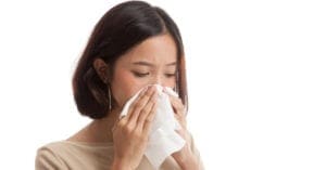 Coronavírus: dor de cabeça e corrimento nasal são sintomas associados à variante Delta