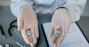 O que já se sabe sobre a combinação de duas doses diferentes de vacina