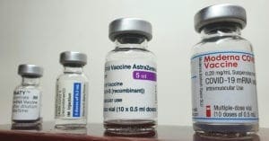 Covid-19: Estudos investigam efeito de mistura de doses de vacinas diferentes