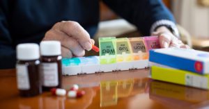 Estudo mostra a importância da orientação do farmacêutico para o armazenamento correto de medicamentos em domicílio