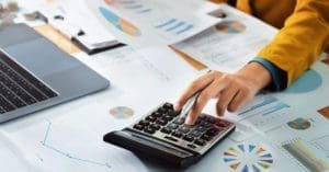 Comportamento financeiro: Tem dinheiro em cima da mesa