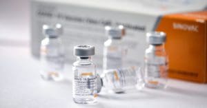 Terceira dose é indicada para vacinados com CoronaVac a partir de 55 anos