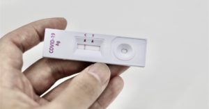 Testes de Covid-19 positivos em farmácia voltam a subir após mais de dois meses de queda