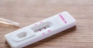 Procura por teste de Covid-19 sobe nas farmácias, mas resultado positivo cai