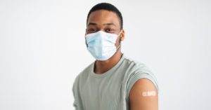 Brasil atinge marca de 60% da população adulta completamente vacinada contra a Covid-19