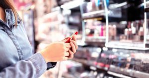 Apesar do boom do e-commerce, maioria compra cosméticos presencialmente