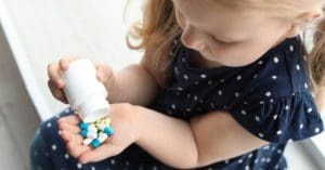 8 regras básicas para evitar envenenamento e intoxicação infantil (e como agir se ocorrer)