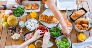 Festas de final de ano: como evitar a intoxicação alimentar e qual a diferença da alergia alimentar