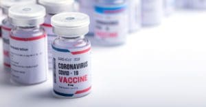 Farmacêuticas dizem já trabalhar em vacinas específicas para a variante ômicron do coronavírus