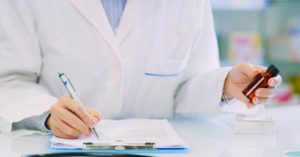 Informe técnico oferece subsídios para o farmacêutico no atendimento a pacientes com Covid-19 ou gripe