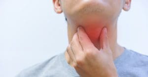 Sintomas da ômicron: dor de garganta se torna mais comum. Veja todas